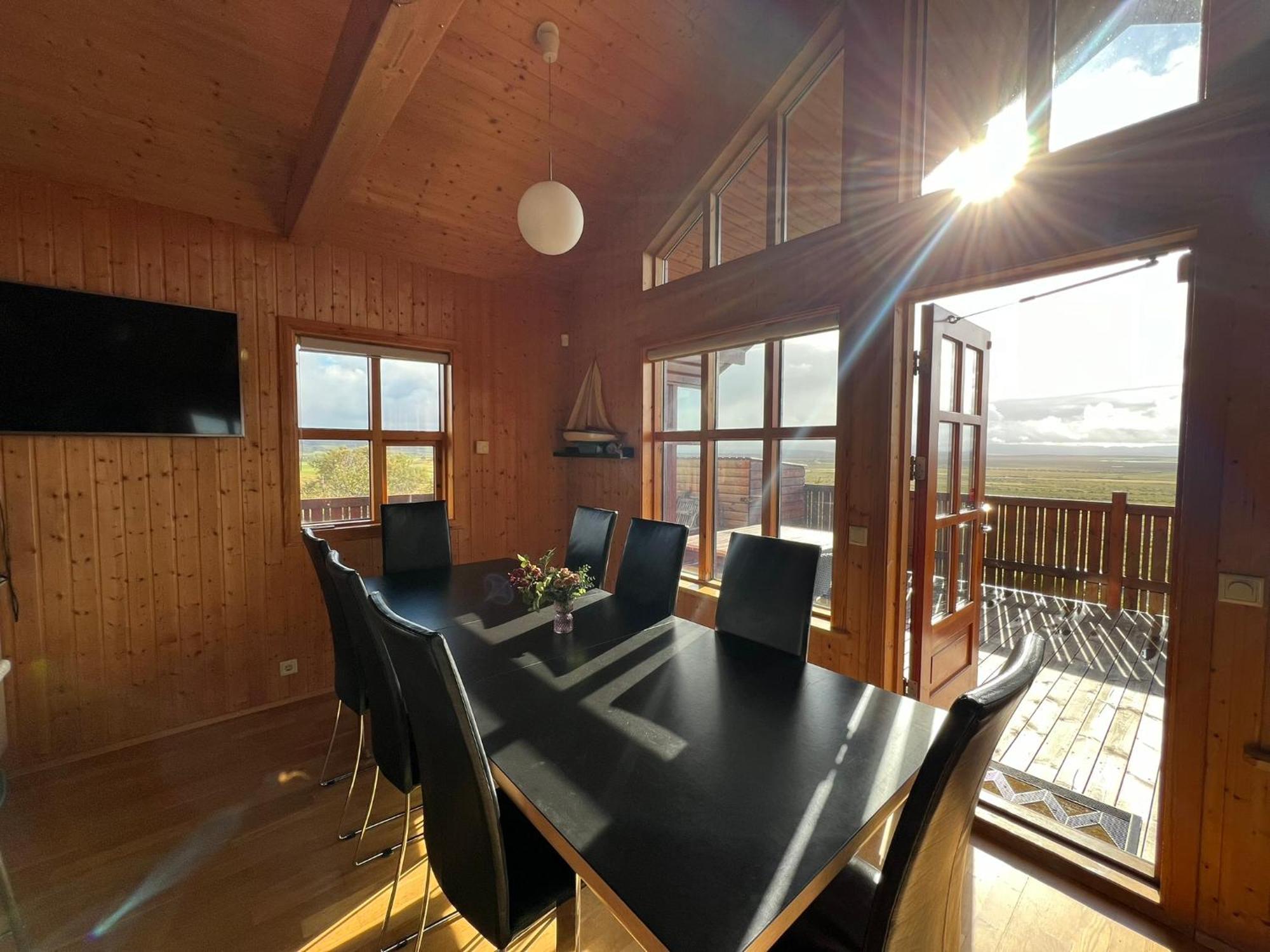 Private On Golden Circle With Hot Tub *